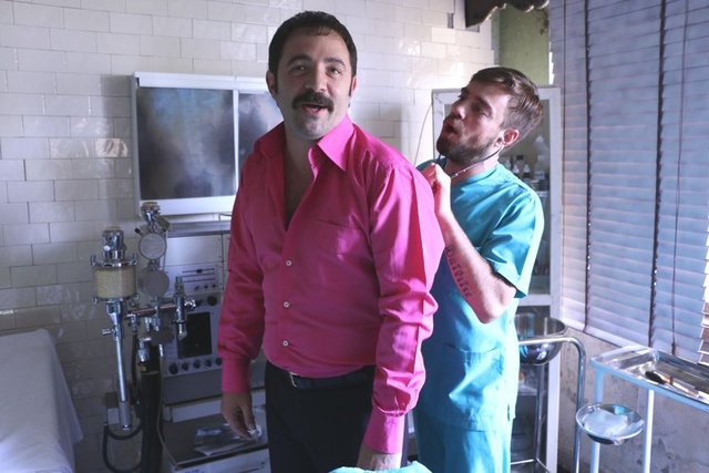 Filmin seti ünlü isimleri eğlenceli rollerde ağırlamaya da devam ediyor. Setin önceki gün konuğu Murat Dalkılıç oldu. rol gereği doktor olan ve başına açtığı onca iş yetmezmiş gibi bir de hastanelik olan Mazlum Kuzey'i tedavi etti!