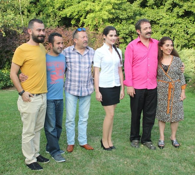 Mazlum Kuzey, Can yoldaşı Tıfıl ile birlikte çalıştıkları pavyonda büyük bir ciddiyetle işlerini yaparken, kendilerini önce kapının önünde sonra organ mafyasının kapısında bulur!