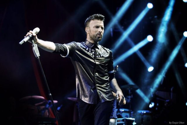 Megastar'ın şarkılarıyla kendinden geçen ve bir an olsun oturmayan Eliz Sakuçoğlu, gecenin sonunda ise Instagram'a yüklediği videoyla Boz'a gönderme yaptı.