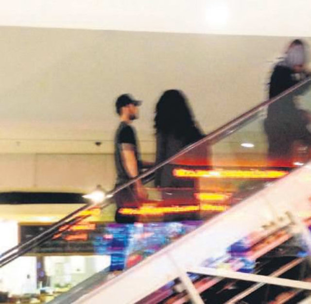 Boz ile esmer sevgilisi, film çıkışı alışveriş merkezinin merdivenlerinde böyle görüntülendi.(Günaydın)