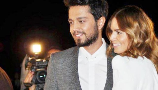 NİSPETTarkan konserine giden Eliz Sakuçoğlu gecenin sonunda Instagram'a yüklediği videonun altına, "Kelimeler kifayetsiz kalıyor bu adamı anlatmak için" yazarak Megastar'la arasının bozuk olduğu söylenen eski eşi Murat Boz'a ince bir gönderme yaptı