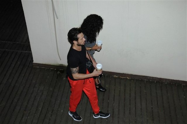 Asistanı Senem Sensilay'ı şarkıcının eski sevgilisi Eliz Sakuçoğlu'na benzeten hayranları muhabirlere 'Yanındaki Eliz mi' diye sormuştu.