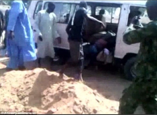 Askerler uyguladıkları dehşeti yakalanan diğer Boko Haram militanlarına da zorla izlettirdi.