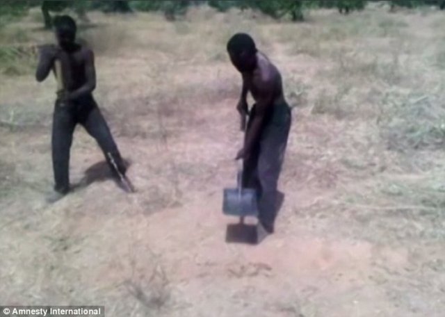 Nijerya ordusu tarafından uygulanan vahşet görüntüleri, Boko Haram lideri Ebubekir Shekau'nın bir askerin boğazlanmasını gösteren görüntüleri yayınlamasından bir hafta sonra ortaya çıktı.