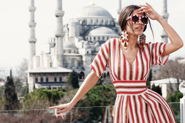 GS'li Wesley Sneijder'in eşi Yolanthe Cabau bir süredir gidip gördüğü yerlerin tanıtımını sitesinden yapmaya başladı.