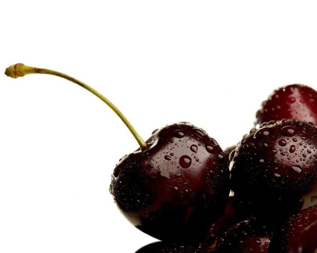 Kan basıncına iyi gelen potasyum ile bağışıklığı güçlendiren A vitamini kirazı kıymetli meyveler arasına sokar. Ayrıca antioksidanlar açısından da oldukça zengindir. Bu antioksidanlar kalp rahatsızlıklarından kansere kadar pek çok soruna iyi gelir.