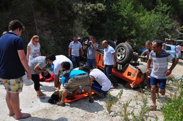 Olay yerine çok sayıda ambulans ve itfaiye sevk edilirken, yaklaşık 2 saat süren kurtarma çalışmaları sonucu, yaralılar düştükleri yerden çıkartılarak çeşitli hastanelere gönderildi.