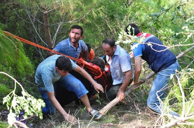 Antalya'nın Alanya İlçesi'nde 3'ü Türk 11 kişinin bulunduğu safari turundaki cip, sürücüsünün direksiyon kontrolünü yitirmesi sonucu uçuruma yuvarlandı. Kazada sürücü ve 10 yolcu yaralandı.