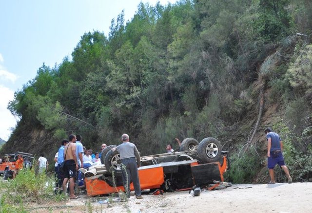 Ağaçlık alana savrulan cipte şoförle birlikte 3'ü Türk 10 kişi, çeşitli yerlerinden yaralandı. Bir turist ise yüzüne aldığı darbe sonucu ağır yaralandı.  -