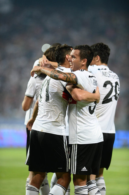 Gerekiyorsa yeni stadı üstüne yapalım, Demba Ba'yı 68 yıllığına kulübe bağlayalım bu nasıl adam ya :)