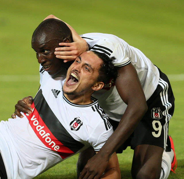Demba Ba attığı gollerin sevinci sırasında yatsıyi kildi resmen.. Çok Baba adamsin Demba Ba :))