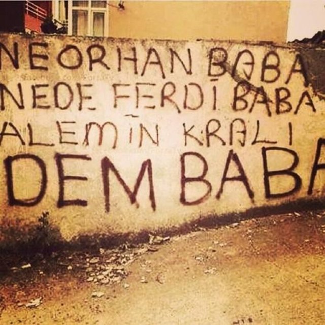 Siz daha kim oldugunu öğrenmediniz sanırım! Ne ferdi baba ne müslüm baba alemin kralı DemBa Ba!