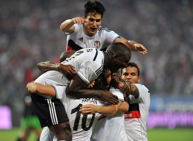 Hugo Almeida 3 yil Beşiktaşta oynayip sadece 1 maçta hattrick yapti. Demba Ba 2. Resmi maçında hattrick yapmayı başardı