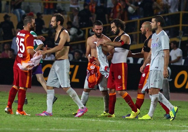 8 yıl aradan sonra ilk kez sarı-kırmızılı takıma karşı rakip olan Arda Turan, duygulu anlar yaşadı.