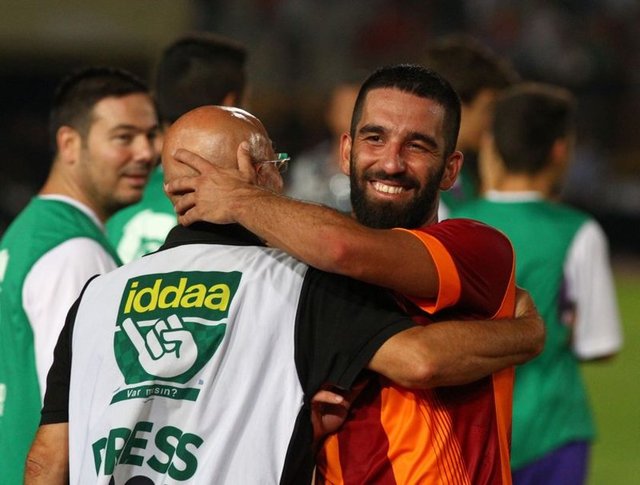 Ardından yıldız oyuncu eski takımının formasını sırtına geçirdi ve sahayı öyle terk etti.