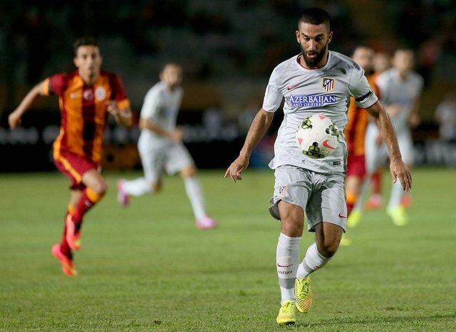 Bazı Galatasaraylı taraftarlar, eski futbolcuları Arda Turan'a sevgi gösterilerinde bulundu.