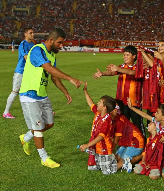 Karşılaşmanın başlamasına dakikalar kala Galatasaray tribünlerinde Arda Turan kavgası çıktı.
