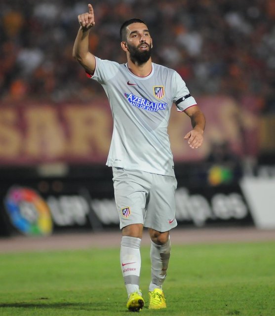 Arda'nın annesi, babası ve kardeşi de İzmir Atatürk Stadı'nda maçı izledi.