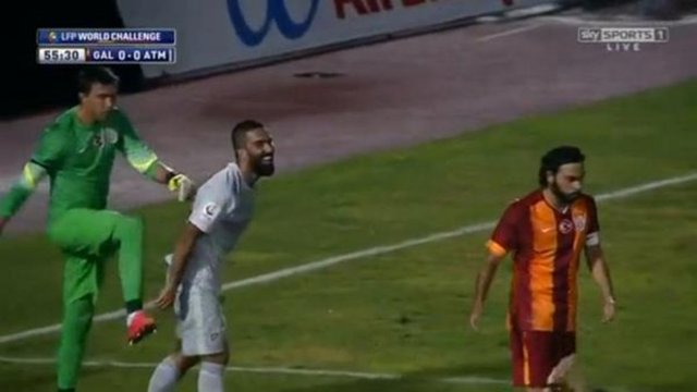 Öte yandan Galatasaray kalecisi Muslera'nın, sarı-kırmızılı takımın ceza sahasını terkeden Arda'nın poposuna şaka yollu tekme atması gözden kaçmadı.
