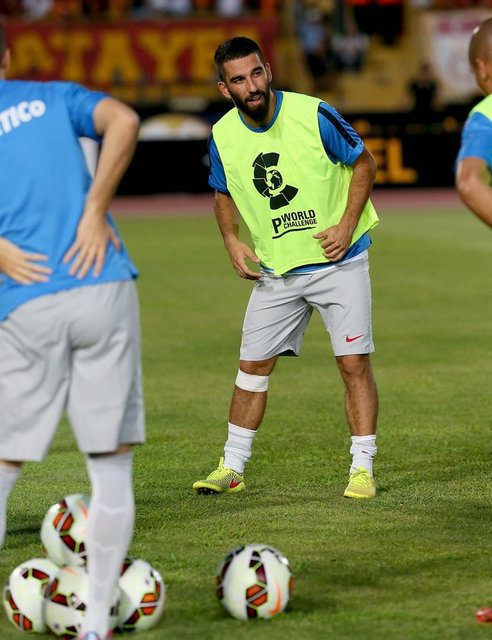 Bir grup sarı-kırmızılı futbolseverin, Atletico'ya giden Arda için "Cimbom'u satanı biz de satarız" şeklinde tezahürat yapması ortamı gerginleştirdi.