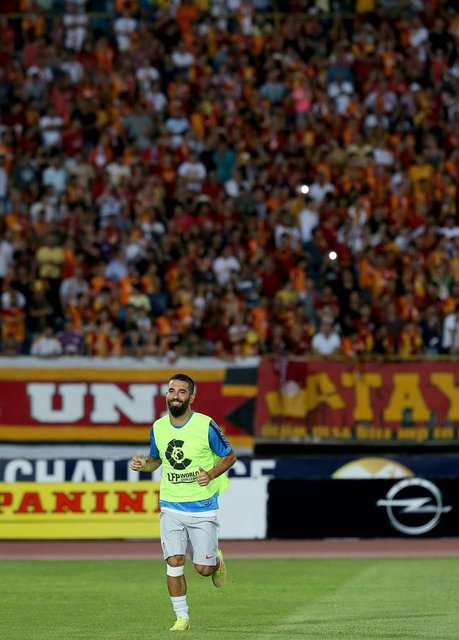 Daha önce kiralık olarak mücadele ettiği Manisaspor ile Galatasaray'a karşı oynayan yıldız futbolcu Atletico Madrid formasıyla ilk 11'de yer aldı.