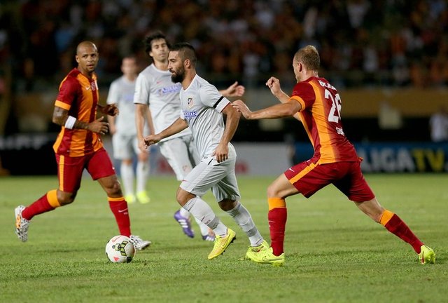 Tribünlere çağrılan Arda Turan, alkışlarla eski taraftarlarına karşılık verdi.