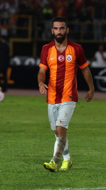 Atletico Madrid'in yıldız ismi Arda Turan, Selçuk İnan ile forma değiştirdi.