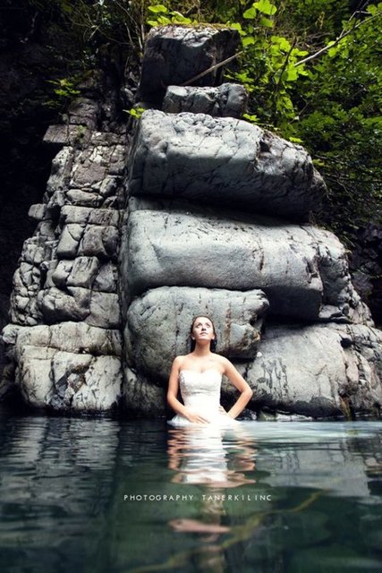 Kılınç, Karadeniz'de yapılan ve bölge insanının karşı çıktığı hidro elektrik santrallara (HES) tepki olarak böyle kompozisyonlar seçtiklerini belirterek,