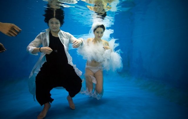 Her çift 15 fotoğraflık set için yaklaşık 700 dolar ödüyor.