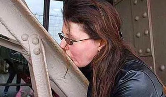 Eiffel Kulesi'yle evlenen kadın: İnsanların eşyalara cinsel veya duygusal yönden bağlılık duymasına objectophilia deniyor ve Erika Labrie de buna sahip insanlardan biri. 3 sene uğraştan sonra kanuni olarak Eiffel kulesi ile evlenebilmiş.