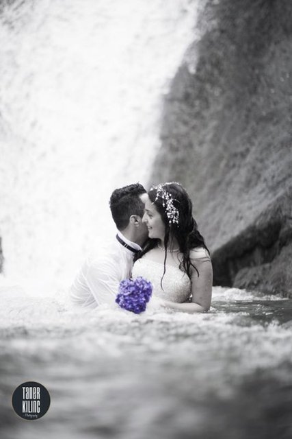 Fotoğraf sanatçısı Taner Kılınç, düğün fotoğraflarında dış mekân olarak Karadeniz'deki dereleri kullanmaya başladı.