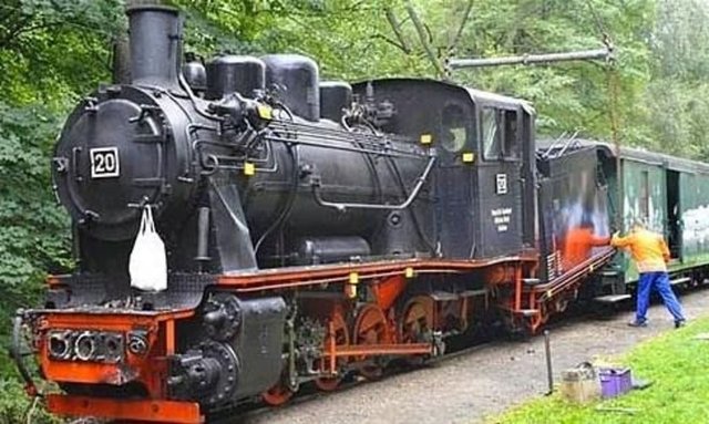 Tren lokomotifiyle evlenen makinist  -