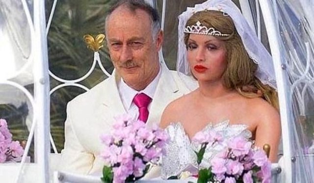 Şişme kadınla evlenen adam  -