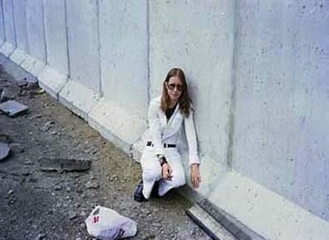 Berlin Duvarı'yla evlenen kadın: Eija-Riitta Berliner-Mauer adlı kadın önceki kadına nazaran daha şanssız çünkü 1979'da evlendiği kocasını 1989'da kutlamalarla yıktılar.