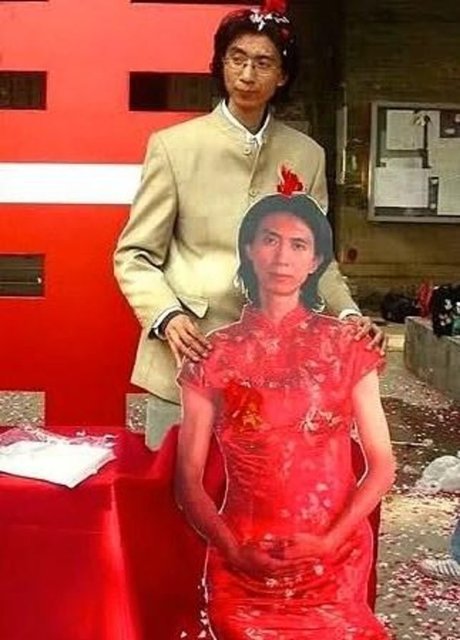 Kendi maketiyle evlenen adam  -