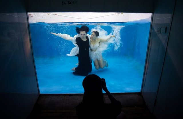 Bu çekimler için ilk olarak çiftlere kalıcı makyaj yapılıyor.