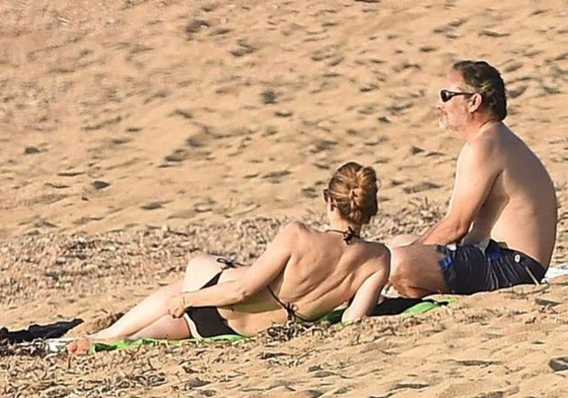 Aynı süre zarfında Hollande'ın ise Versailles kentindeki cumhurbaşkanlığı rezidansında tek başına 10 günlük tatil yapması dikkat çekti.
