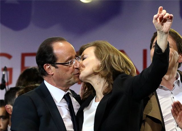 Hollande'ın bu sene başında Gayet ile ilişkisi olduğunun ortaya çıkmasının ardından birlikte yaşadığı sevgilisi Valerie Trierweiler Elysee Sarayı'ndan ayrılmak zorunda kalmıştı.