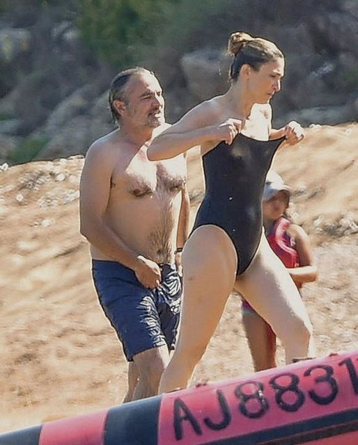 Gayet, birlikte tatile çıktığı yeni sevgilisiyle görüntülendi.
