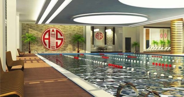 2 antrenman sahası, tenis kortu, halı saha, kapalı spor salonu, futbol okulu, fizyoterapi ve fizik tedavi salonu, yarı olimpik yüzme havuzu, jakuzi, spa, konferans salonları, eğlence merkezleri ve restaurant yer alıyor. -  -