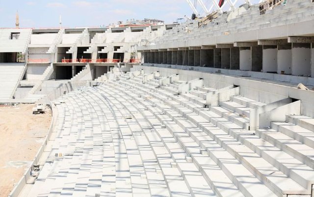 Ayrıca çatıda bulunan oluk sistemi sayesinde biriken yağmur ve kar suları kanallar vasıtasıyla stadın bodrum katında bulunan depolarda biriktirilerek kullanılabilecek.