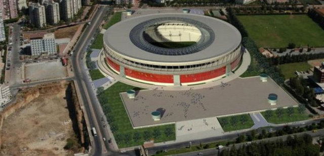 Antalya'da yapımı devam eden 33 bin kişilik Antalya Stadyumu, üstüne döeşenecek güneş panelleriyle kendi elektriğini kendisi üretecek.