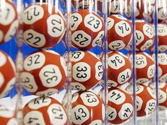 Bir bilardo Oyuncusunun ıstakanın, topların ve masanın esnekliği, havadaki nem oranı, rüzgâr, topa vuruş açısı ve hızı gibi faktörlerin bilgisine eksiksiz olarak haiz olması halinde masadaki topların konumunun ne olacağını da tam olarak bilebileceğini...