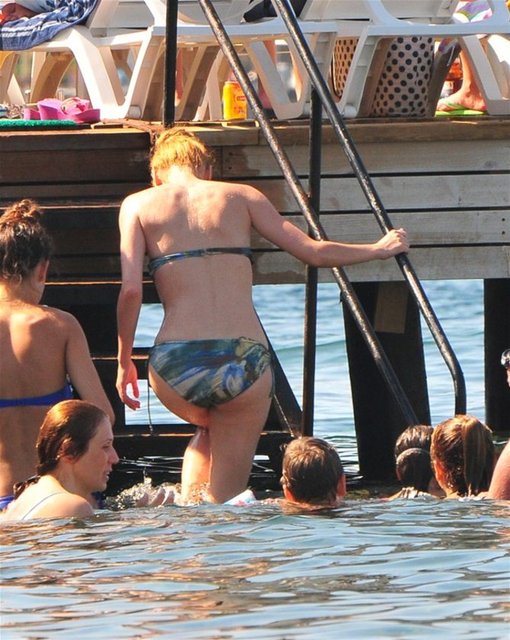 Kardeş Payı dizisinde canlandırdığı Eczacı Eda karakteriyle tanınan genç oyuncu İpek Yaylacıoğlu Bodrum'da tatil yapıyor.