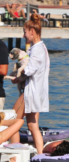 Bol bol güneşlenen güzel oyuncu, yanında getirdiği köpeğiyle oyunlar oynadı.