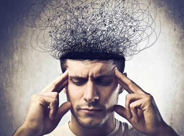 Neden kaynaklanır?.. Doğruluğu kesin olmasa da, stres ve aşırı yorgunluğun bu olayı tetikleyebileceği söyleniyor. İç kulak rahatsızlıkları da olası nedenlerden biri.