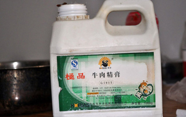 Pişmiş tavuk etini özel kimsayallarla karıştıran Çinliler, bir saat içerisinde bu tavuk etini bir bifteğe dönüştürebiliyor.