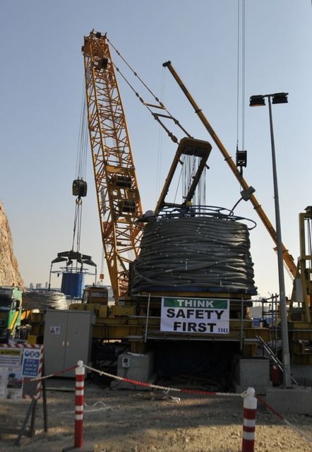 "Seçilen köprü tipi olarak asma köprü, bin 550 metre kuleden kuleye ana açıklığımız var. Her iki ayağımız da denizin içinde bu mühendislik açısından önemli. Eksi 40 metrede temellerimiz var. Bir diğer mühendislik özelliğimiz, deprem gölgesindeyiz. Köprümüz, 2 bin 475 senede olabilecek bir depremde yıkılmayacak şekilde planlandı. 150 senede olabilecek bir depremde yaklaşık bir Gölcük depremi olarak düşünebiliriz, hiçbir hasar almayacak ve trafik kesilmeyecek. Köprümüz dünya literatürüne girmiş durumdadır."