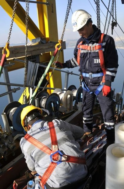 "Her bir kablomuzda 110 demetimiz bulunuyor. 110 kabloya çıktığımızda 13 bin 970 tane 78 santimetre çapında kabloya sahip olacağız. Bu kablo köprünün tüm yükünü çeken bir sistem. Çektiği yükü kuzey ve güneydeki ankraj noktalarına aktarıyor. Mesela güney ankrajda blokunda 90 bin metreküplük bir betondan bahsediyoruz. Her bir tel yaklaşık 300 ton çekebiliyor. Sadece güney ankrajda 90 bin metreküp beton var. Burada toplam 82 bin ton çelik kullanıyoruz."