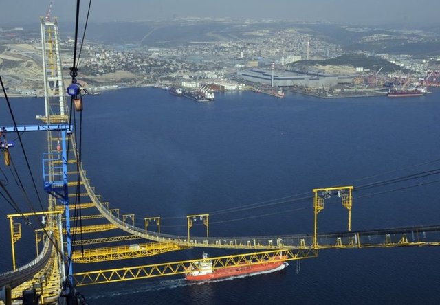 Tabliye montajında iki farklı teknik kullanacaklarını dile getiren Zeybek, 13 Ocak'ta 25 metrelik 17 adet bloku yüzer vinç yardımıyla yerine monte edeceklerini dile getirdi.
